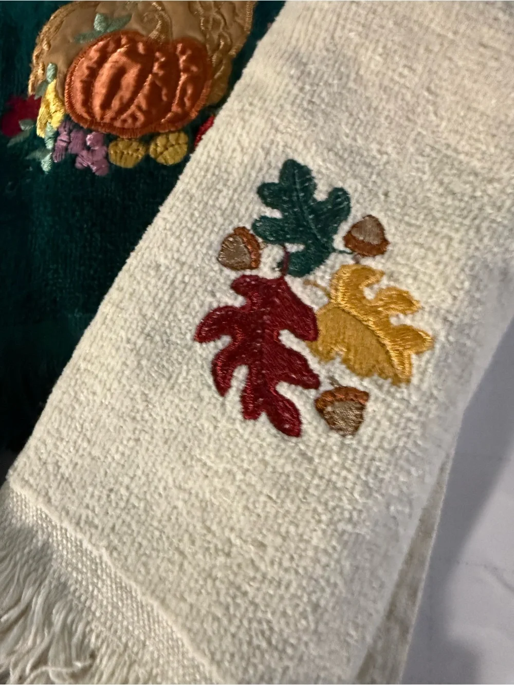 Vtg set of 3 Embroidered Fall Hand and Fingertip Towel Set - Green & Cream